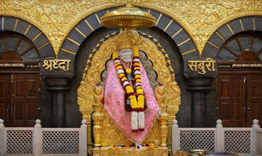 Sai Baba Samadhi Mandir Shirdi devotees darshan India